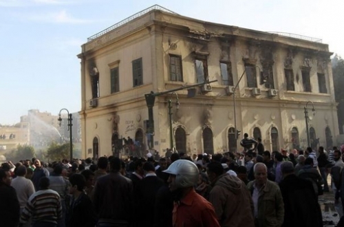 842773_des-manifestants-devant-de-l-institut-d-egypte-incendie-lors-des-affrontements-entre-manifestants-et-forces-de-l-ordre-le-18-decembre-2011-au-caire.jpg